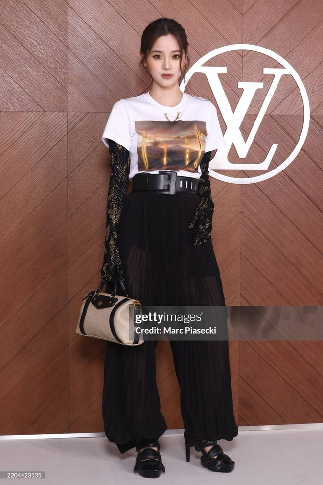 Lisa bí ẩn như điệp viên ở show Louis Vuitton, 