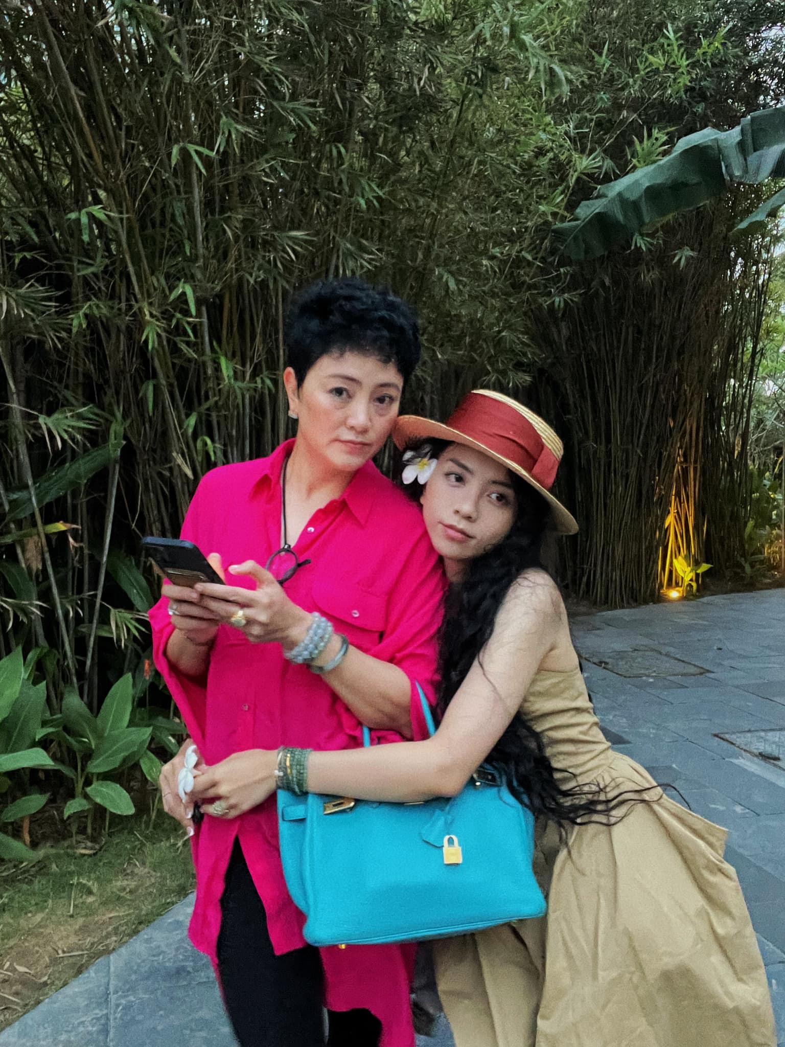 Ngắm loạt ảnh này mới biết, các ái nữ vạn người mê chẳng qua cũng chỉ là "hậu duệ nhan sắc" của các mẹ mà thôi!- Ảnh 17.