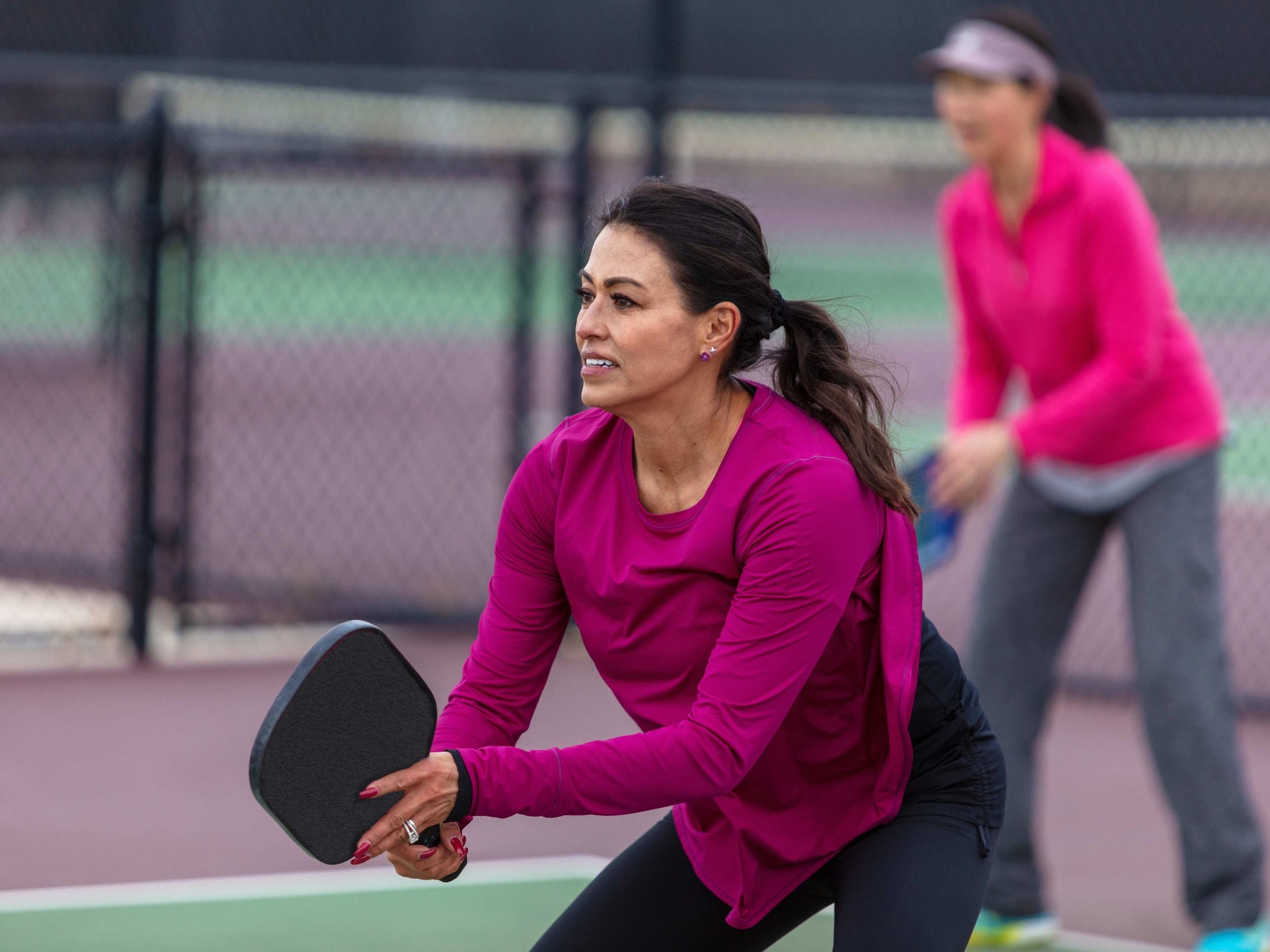 Chinh phục pickleball: Cách cầm vợt kiểu "bắt tay" và chọn tư thế đứng phù hợp- Ảnh 1.