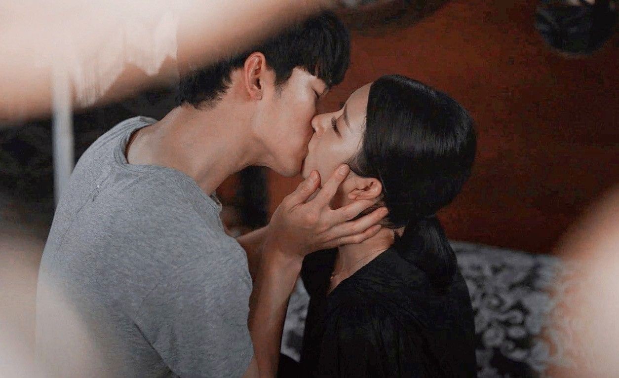 Kim Soo Hyun thân mật với Seo Ye Ji cỡ này, bảo sao netizen nghi ngoại tình: Tự tay làm điều 