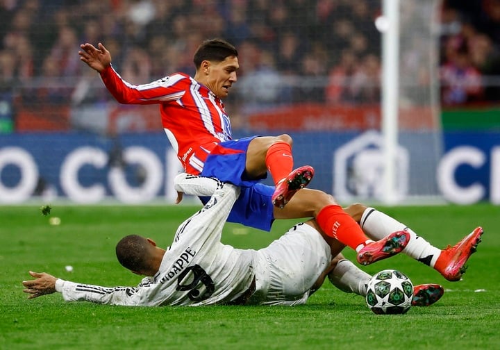 Đ&aacute; lu&acirc;n lưu phạm luật, Atletico Madrid thua đau Real Madrid- Ảnh 1.