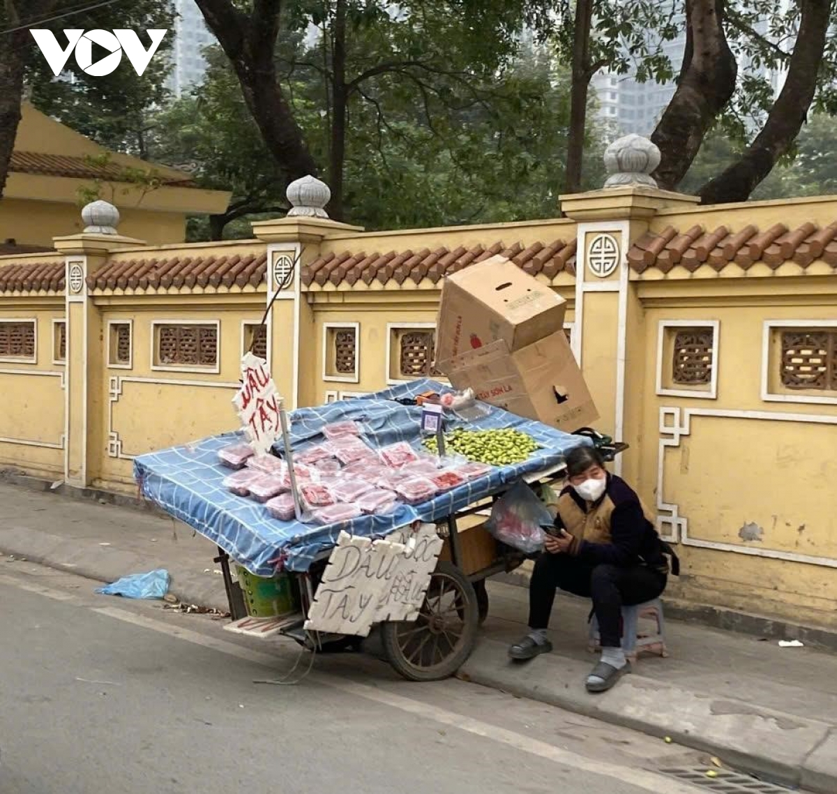 Nhan nhản sạp hàng tự phát ngang nhiên lấn chiếm lòng đường: Cơ quan chức năng ở đâu?- Ảnh 11.