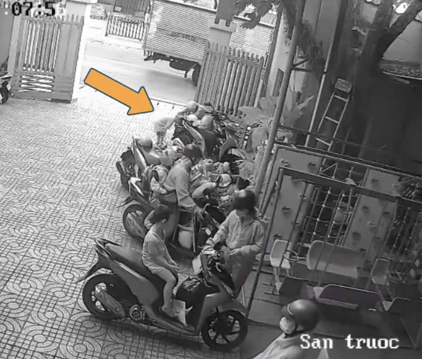 Làm ầm ĩ khi thấy bất thường trên chân con trai, phụ huynh ngỡ ngàng nhận ra sự thật khi check camera an ninh- Ảnh 2.