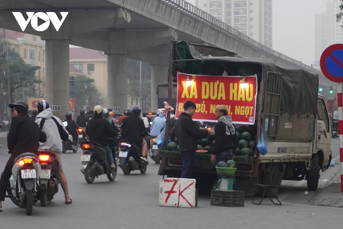 Nhan nhản sạp hàng tự phát ngang nhiên lấn chiếm lòng đường: Cơ quan chức năng ở đâu?- Ảnh 6.