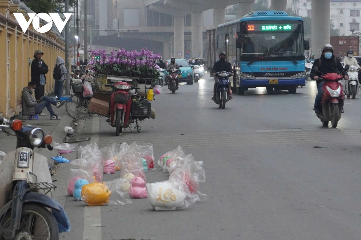 Nhan nhản sạp hàng tự phát ngang nhiên lấn chiếm lòng đường: Cơ quan chức năng ở đâu?- Ảnh 7.