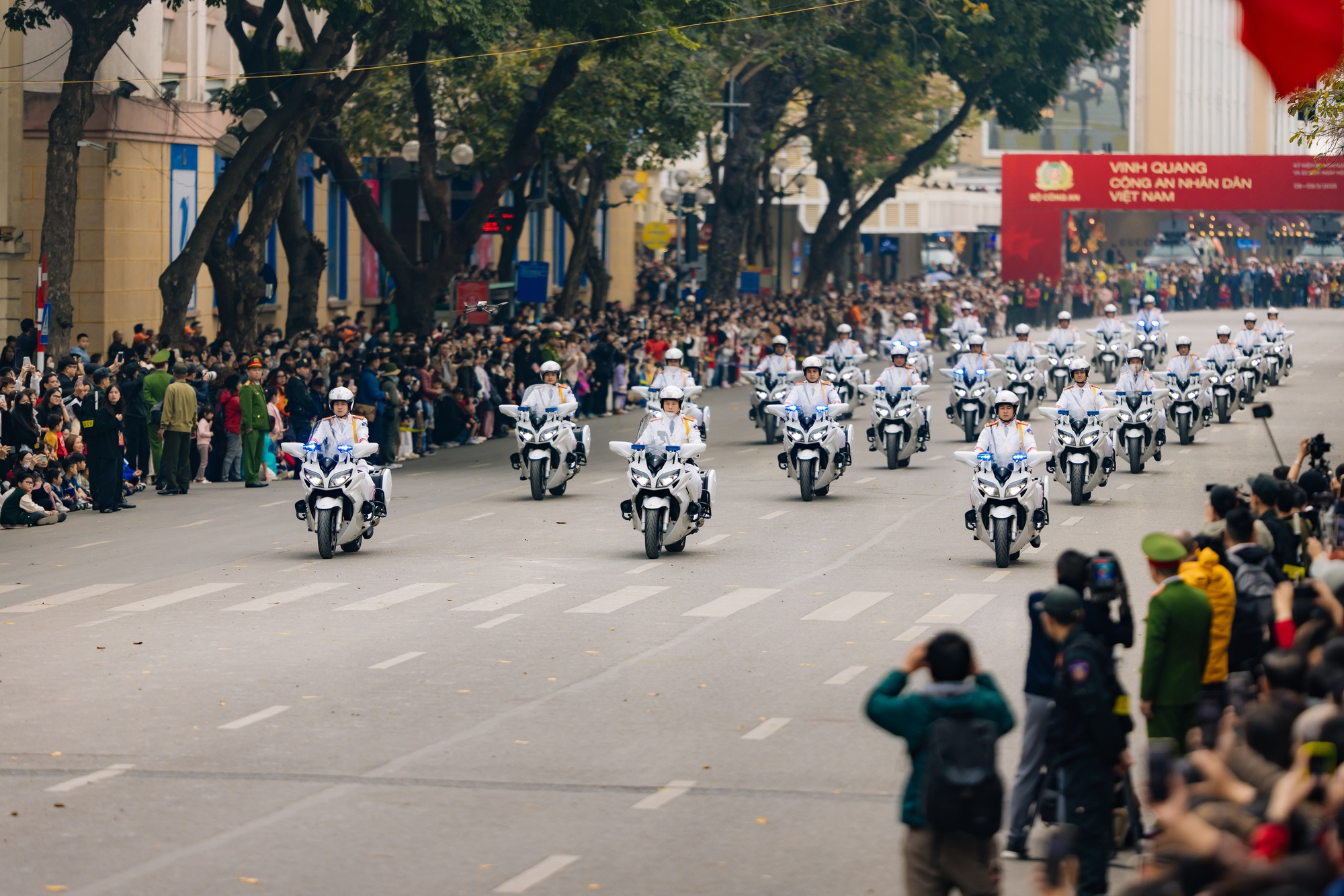 Hơn 150.000 khán giả tham gia chương trình “Vinh quang Công an Nhân dân Việt Nam”- Ảnh 1.