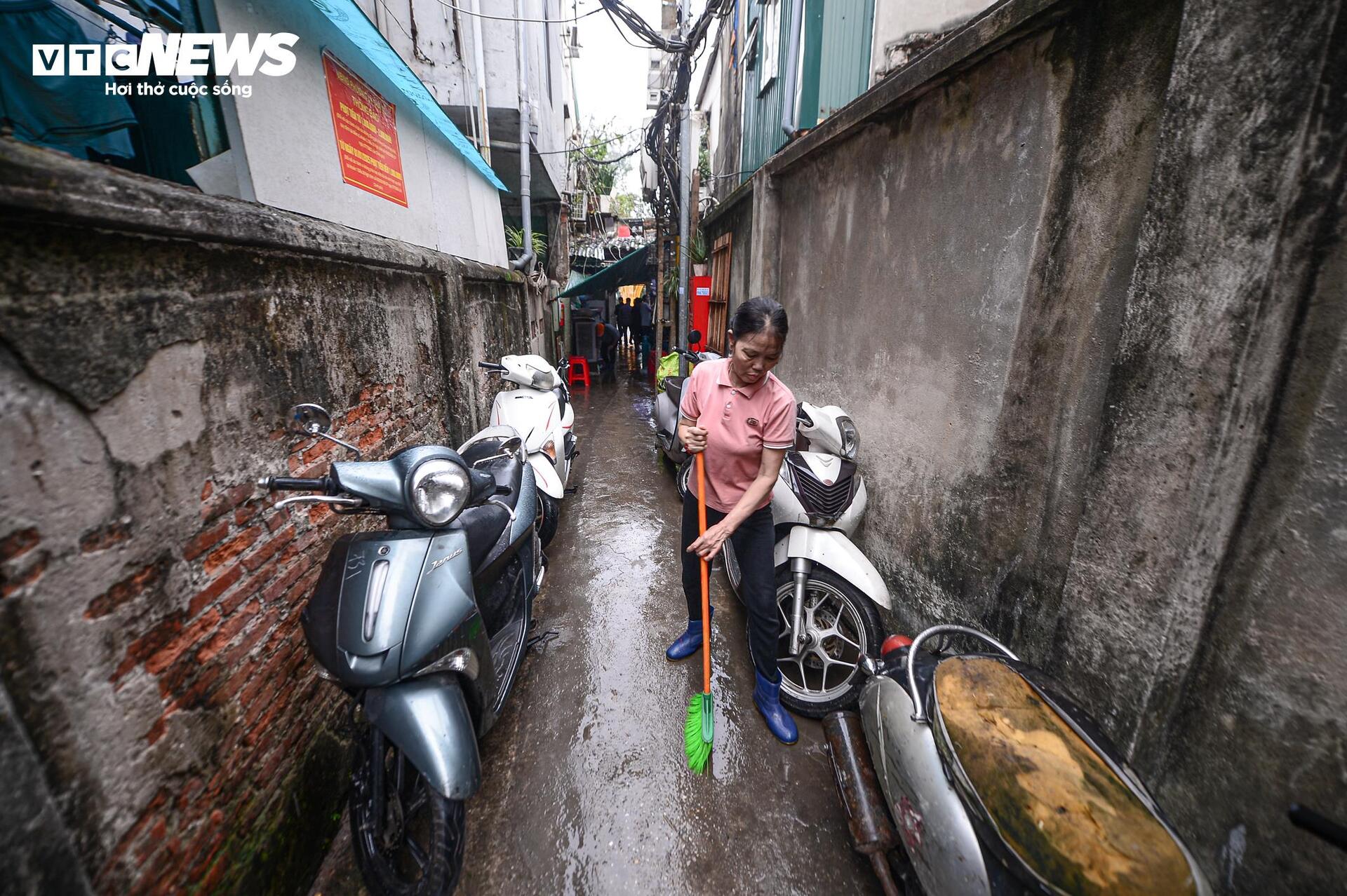 Cảnh sống chật chội, tạm bợ của các hộ dân trong diện di dời khỏi phố cổ Hà Nội- Ảnh 20.