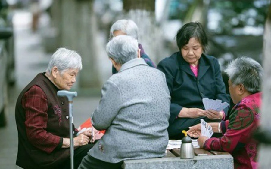 Một người đàn ông hỏi DeepSeek: Tôi phải làm gì khi về già mà không có lương hưu? Câu trả lời cho thấy trí tuệ nhân tạo thực sự thông minh hơn chúng ta tưởng!- Ảnh 2.