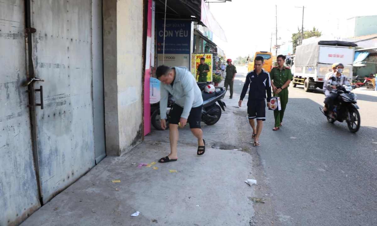 Hai thanh niên bị phạt đi bộ nhặt lại 3.000 tờ rơi quảng cáo "tín dụng đen" ở Kiên Giang- Ảnh 1.