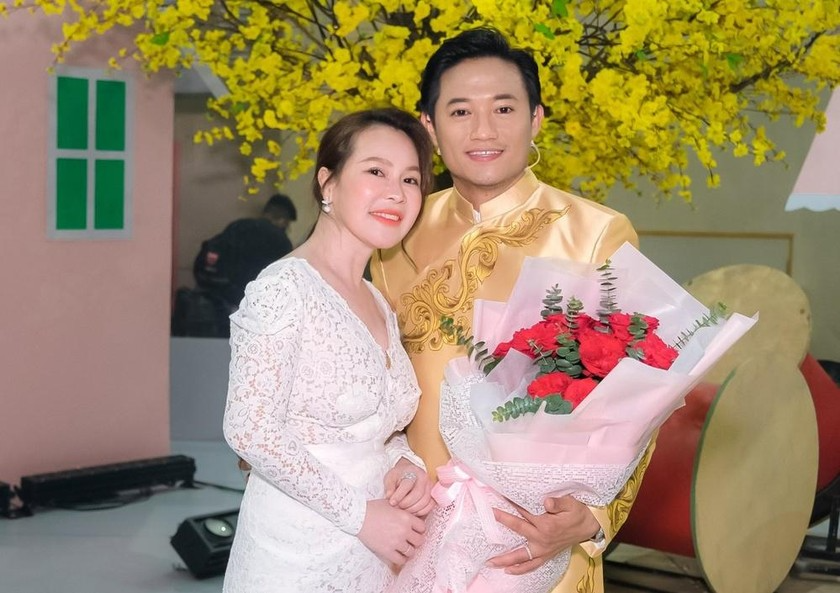 Vợ Quý Bình chia sẻ về chuyện hôn nhân có phần Vợ Quý Bình chia sẻ về chuyện hôn nhân có phần