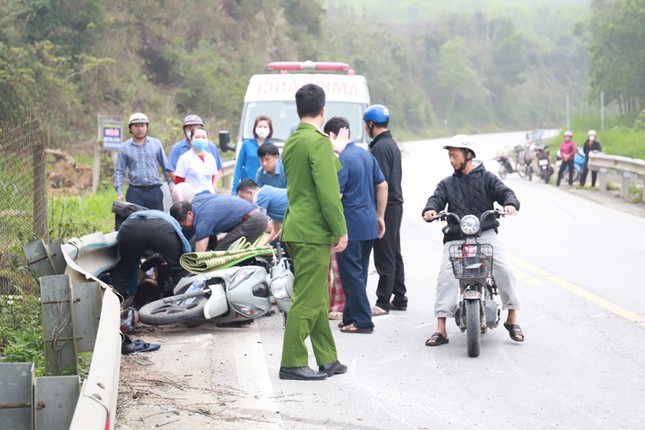 Va chạm với xe tải, hai mẹ con cô giáo tử vong- Ảnh 3.