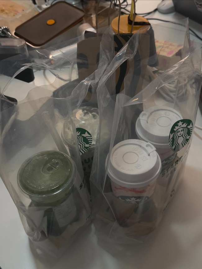 Shipper Việt cầm trên tay chiếc túi mới của Starbucks mà 