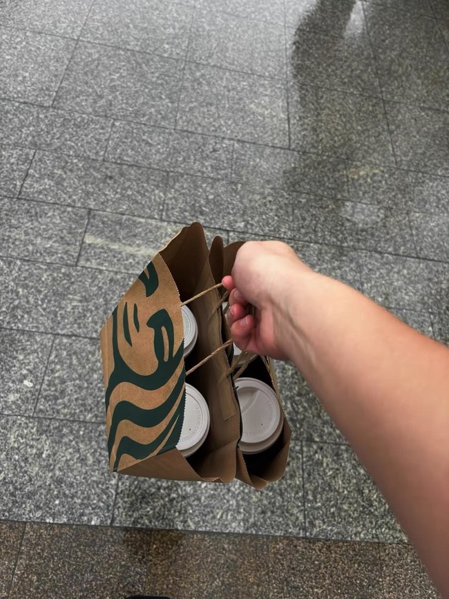 Shipper Việt cầm trên tay chiếc túi mới của Starbucks mà 