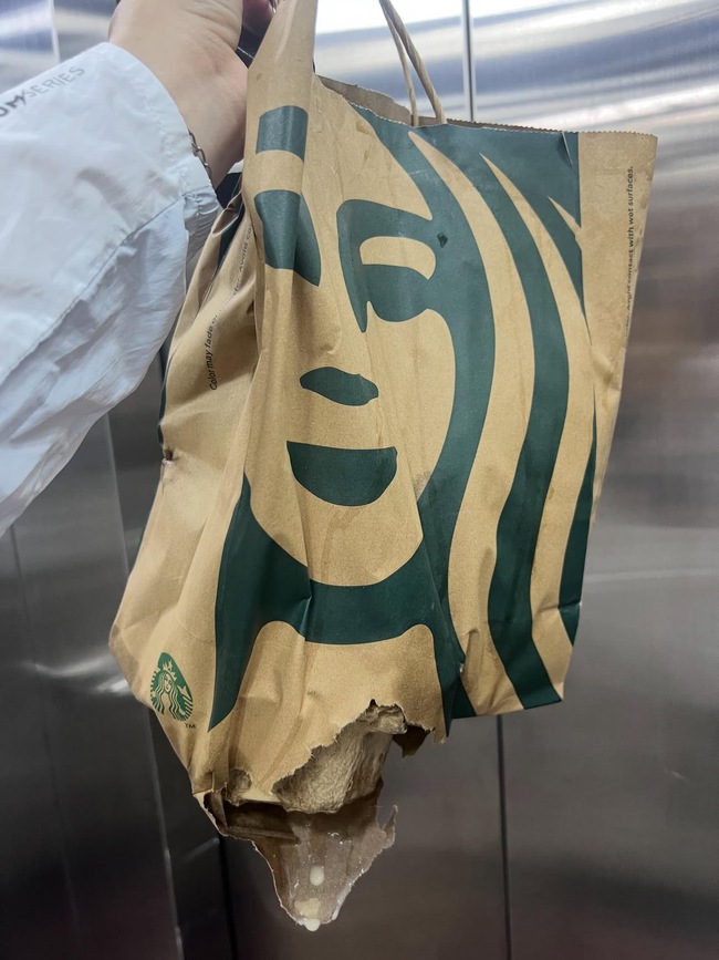 Shipper Việt cầm trên tay chiếc túi mới của Starbucks mà 