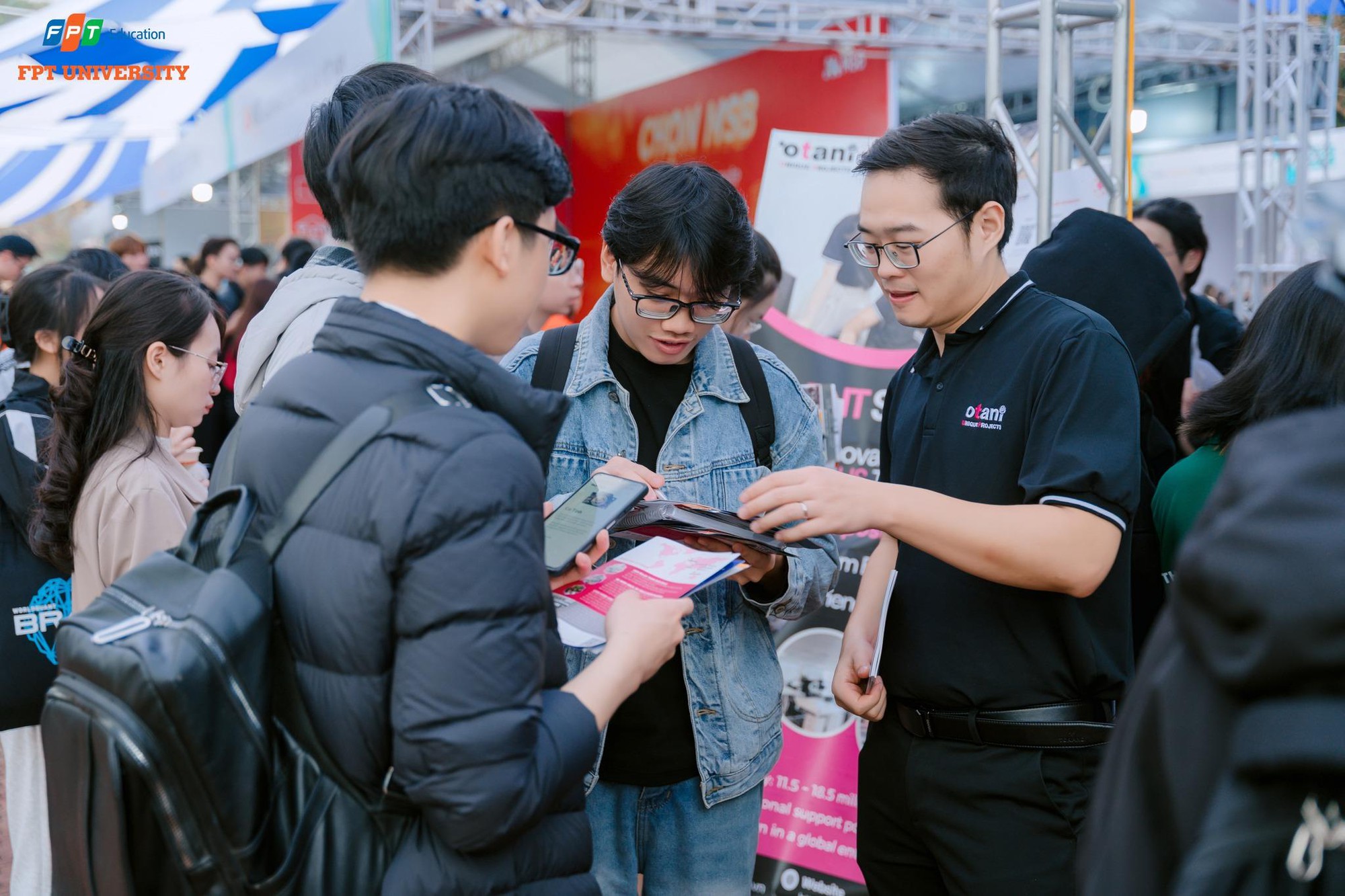 FPTU Career Fair 2025: Ngày hội việc làm lớn nhất năm của Trường Đại học FPT thu hút hàng nghìn sinh viên- Ảnh 4.