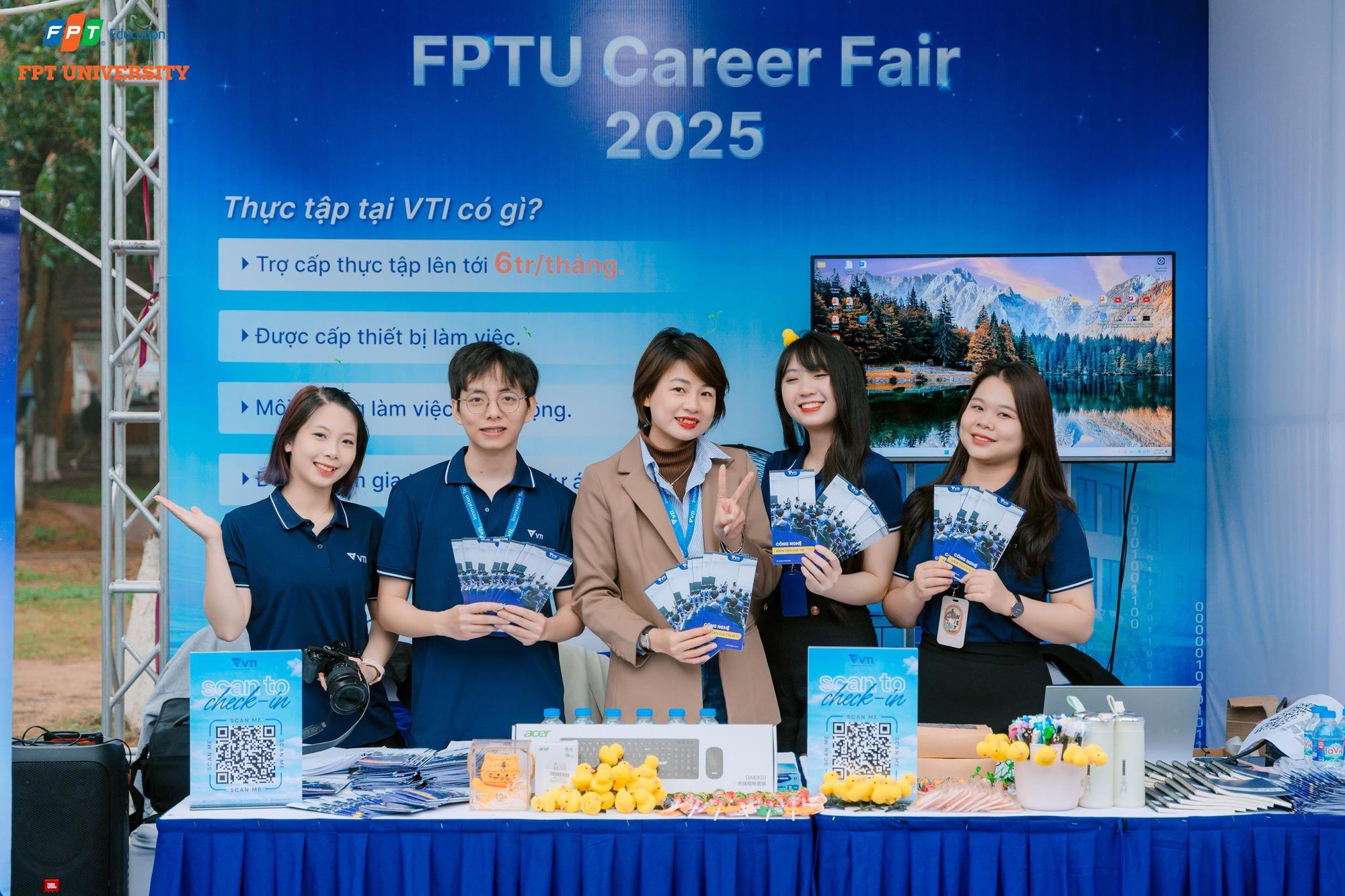 FPTU Career Fair 2025: Ngày hội việc làm lớn nhất năm của Trường Đại học FPT thu hút hàng nghìn sinh viên- Ảnh 5.