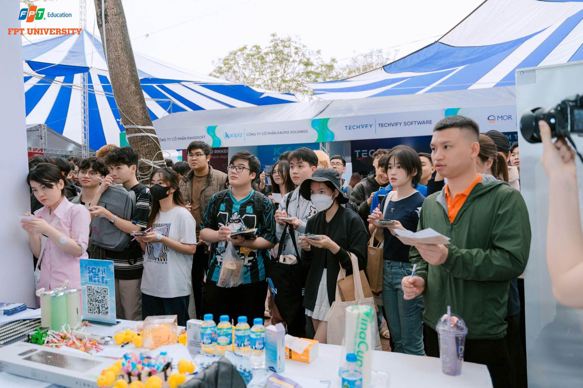 FPTU Career Fair 2025: Ngày hội việc làm lớn nhất năm của Trường Đại học FPT thu hút hàng nghìn sinh viên- Ảnh 6.