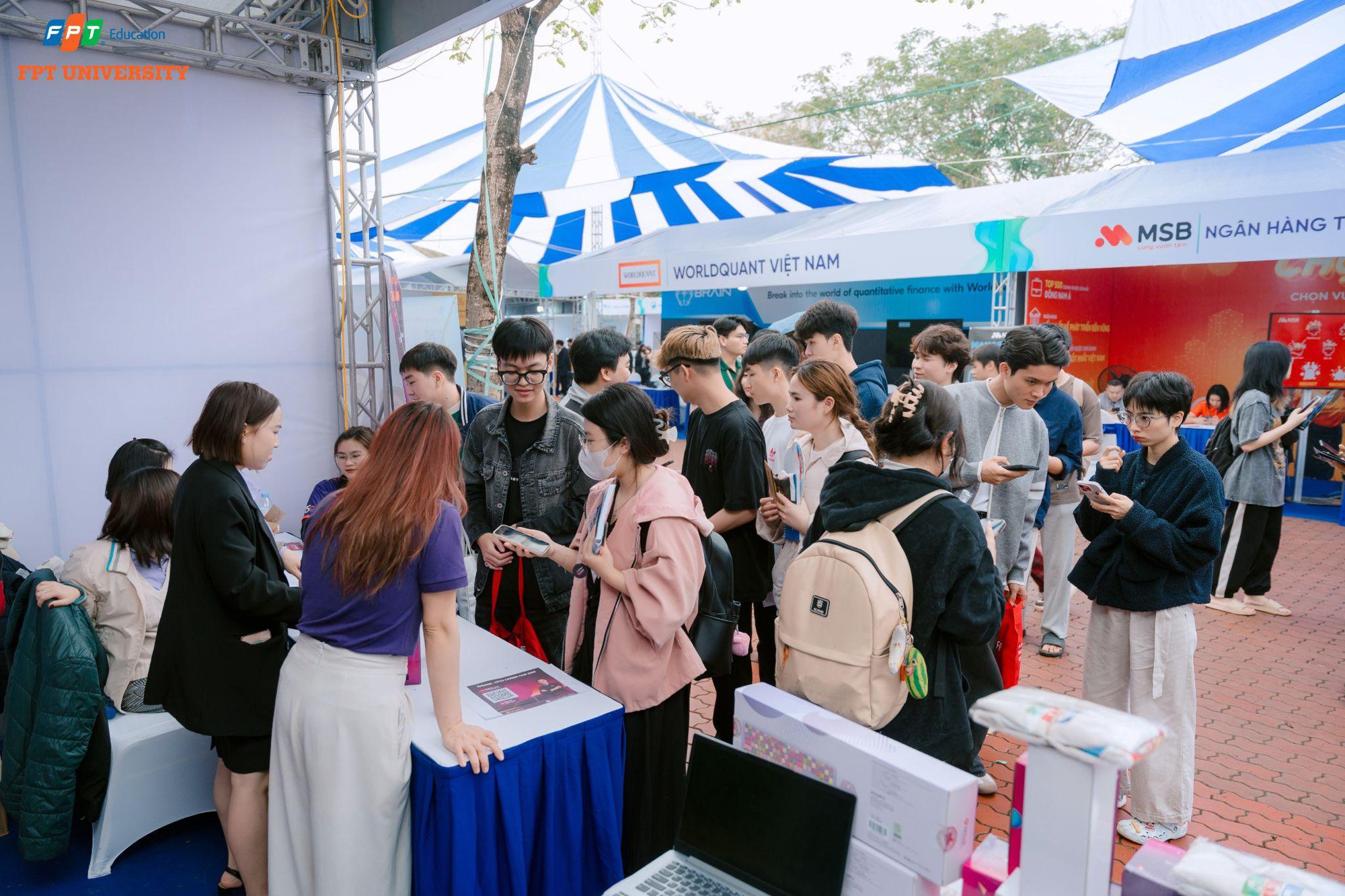 FPTU Career Fair 2025: Ngày hội việc làm lớn nhất năm của Trường Đại học FPT thu hút hàng nghìn sinh viên- Ảnh 7.