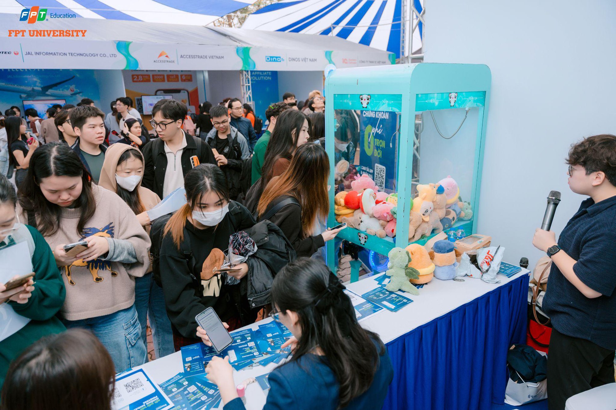 FPTU Career Fair 2025: Ngày hội việc làm lớn nhất năm của Trường Đại học FPT thu hút hàng nghìn sinh viên- Ảnh 8.