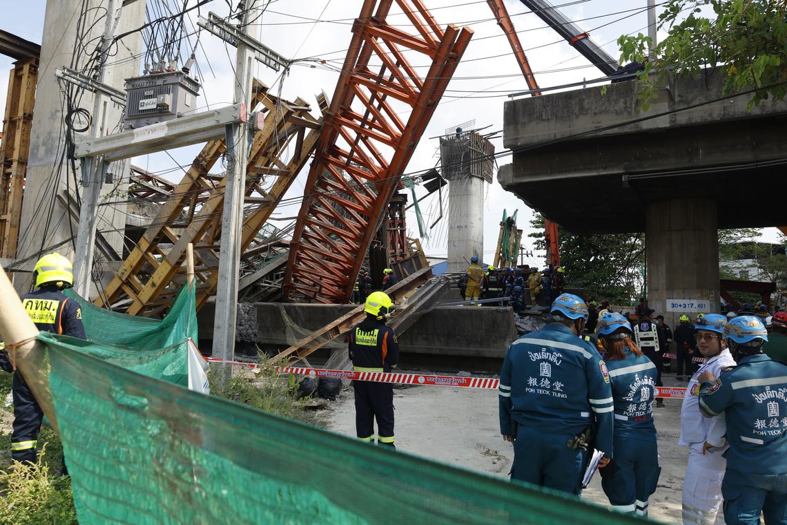 Sập cầu kinh hoàng ở Thái Lan, hàng chục người bị chôn vùi dưới đống bê tông đổ nát- Ảnh 2.