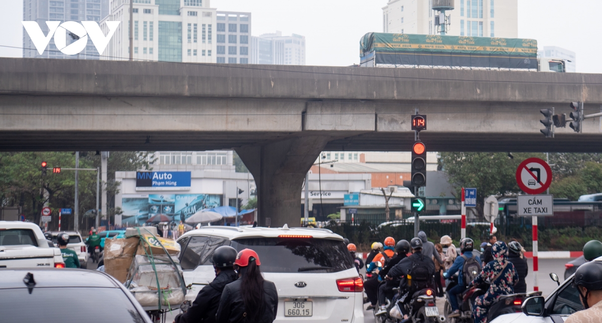 Hàng loạt nút giao ở Hà Nội đèn đỏ trên 100 giây và delay khiến người dân ngao ngán- Ảnh 3.