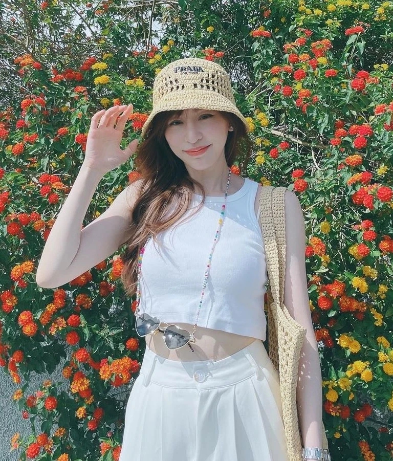 "Giáo chủ ngọt ngào" lên thẳng hot search vì outfit đi diễn, ai biết tuổi thật của cô cũng sốc- Ảnh 22.