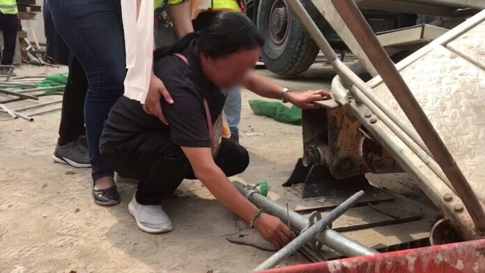 Vụ sập cầu kinh hoàng khiến hàng chục người thương vong tại Thái Lan: Chó nghiệp vụ được điều động, người thân khóc ngất ở hiện trường- Ảnh 6.