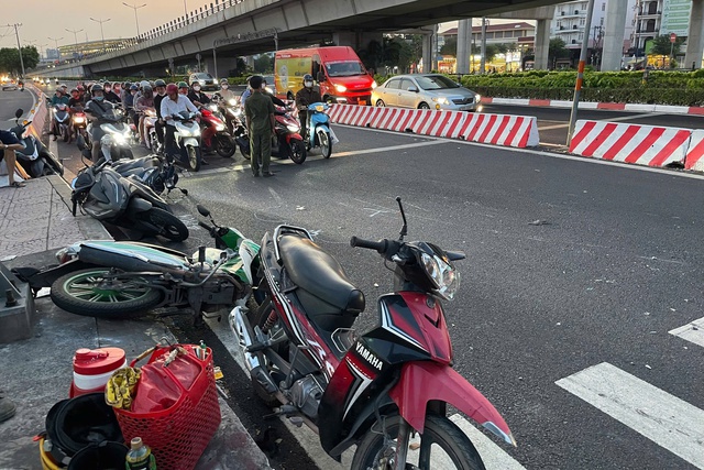 Nạn nhân vụ nữ tài xế lái Mercedes tông loạt xe máy dừng đèn đỏ: “Tôi và vợ bay lên cao rồi rơi xuống”- Ảnh 2.