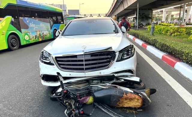 Nạn nhân vụ nữ tài xế lái Mercedes tông loạt xe máy dừng đèn đỏ: “Tôi và vợ bay lên cao rồi rơi xuống”- Ảnh 1.