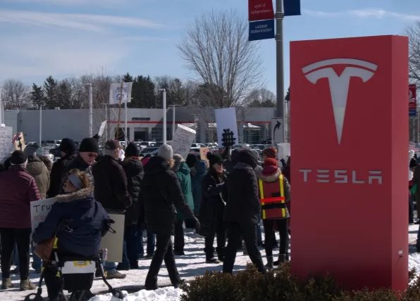 Đế chế Tesla 800 tỷ USD đang bị Elon Musk nhấn chìm: Hàng trăm người biểu tình tại các showroom, nhiều trạm sạc bị đốt cháy, làn sóng kêu gọi 'bán xe, bán tháo cổ phiếu' dâng cao chưa từng có- Ảnh 1.