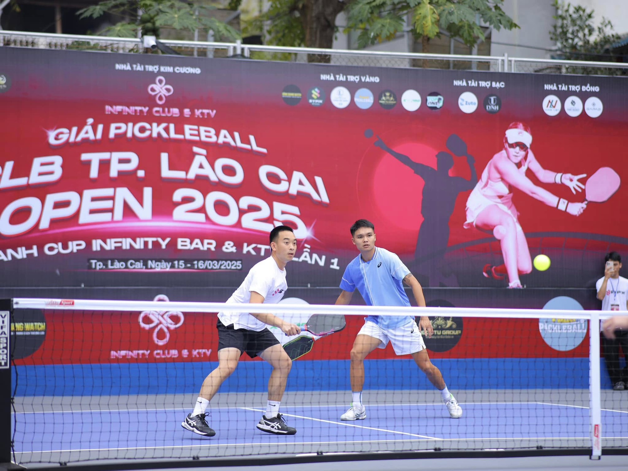 Trịnh Linh Giang ghi điểm “bằng miệng” không thể tin nổi trên sân pickleball, đối thủ phải thốt lên: Cay thật- Ảnh 1.