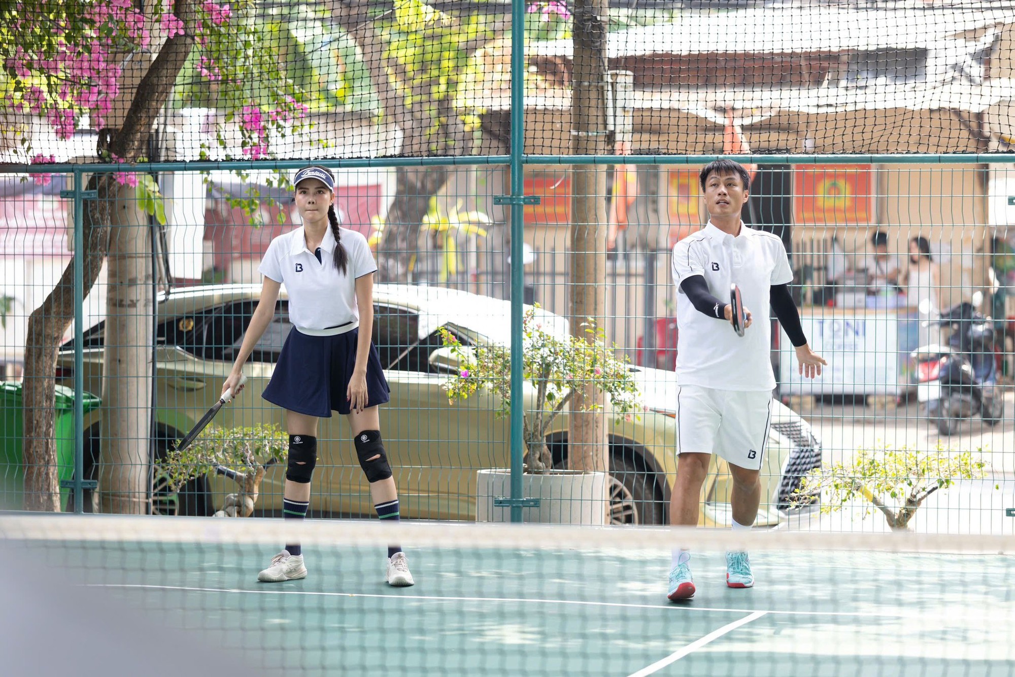 Nàng siêu mẫu lần đầu thi đấu pickleball cùng chồng cầu thủ, khoe nhan sắc xinh đẹp, thần thái khi bước xuống từ xế hộp mới đỉnh- Ảnh 9.