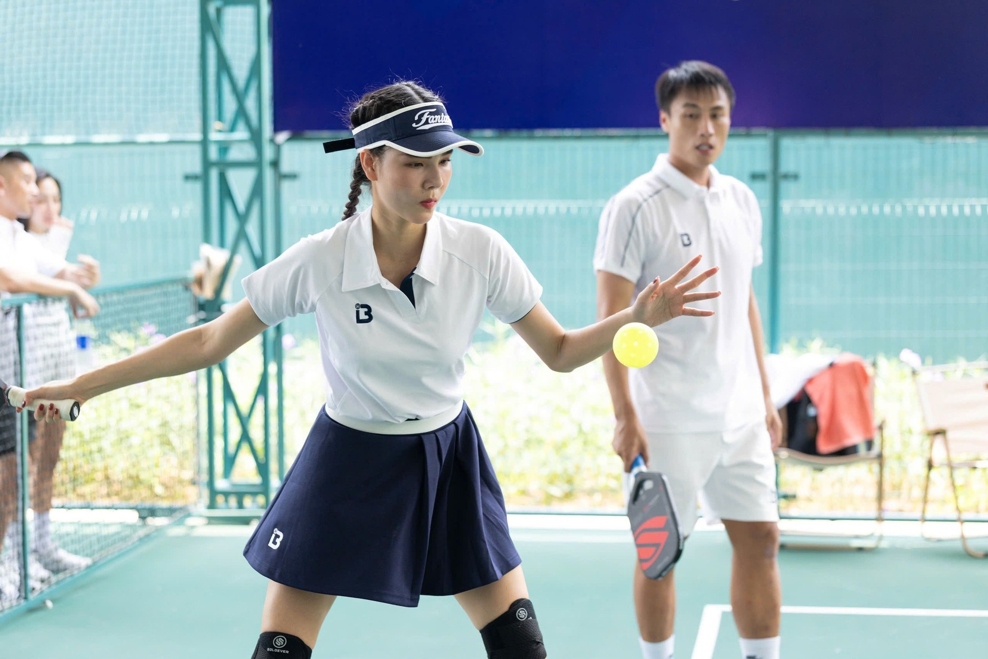 Nàng siêu mẫu lần đầu thi đấu pickleball cùng chồng cầu thủ, khoe nhan sắc xinh đẹp, thần thái khi bước xuống từ xế hộp mới đỉnh- Ảnh 8.