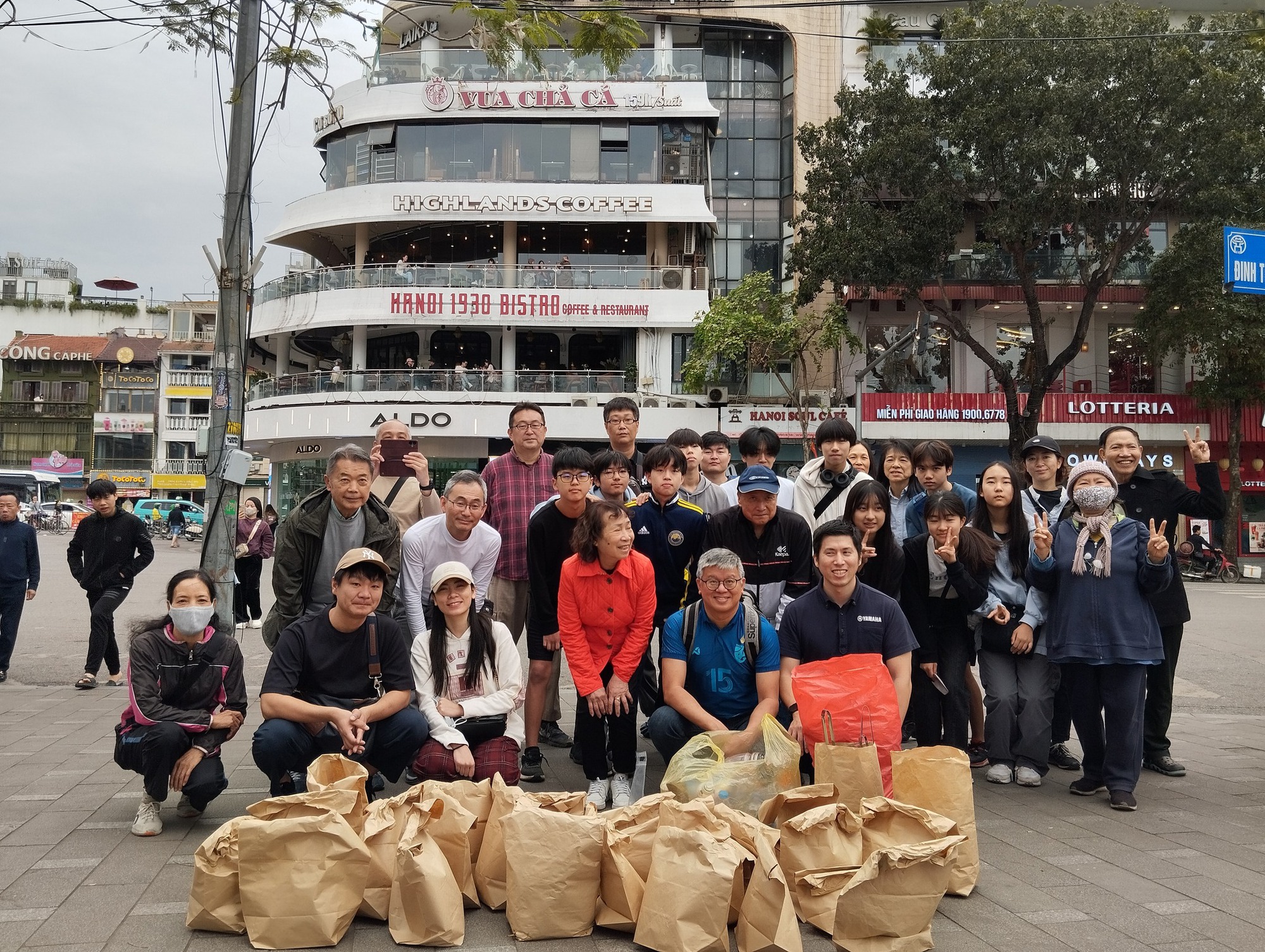 Công việc tốn 30 phút mỗi tuần của một nữ tiến sĩ Việt và người đàn ông Nhật: Giữ hồ Gươm sạch đẹp suốt 13 năm- Ảnh 1.