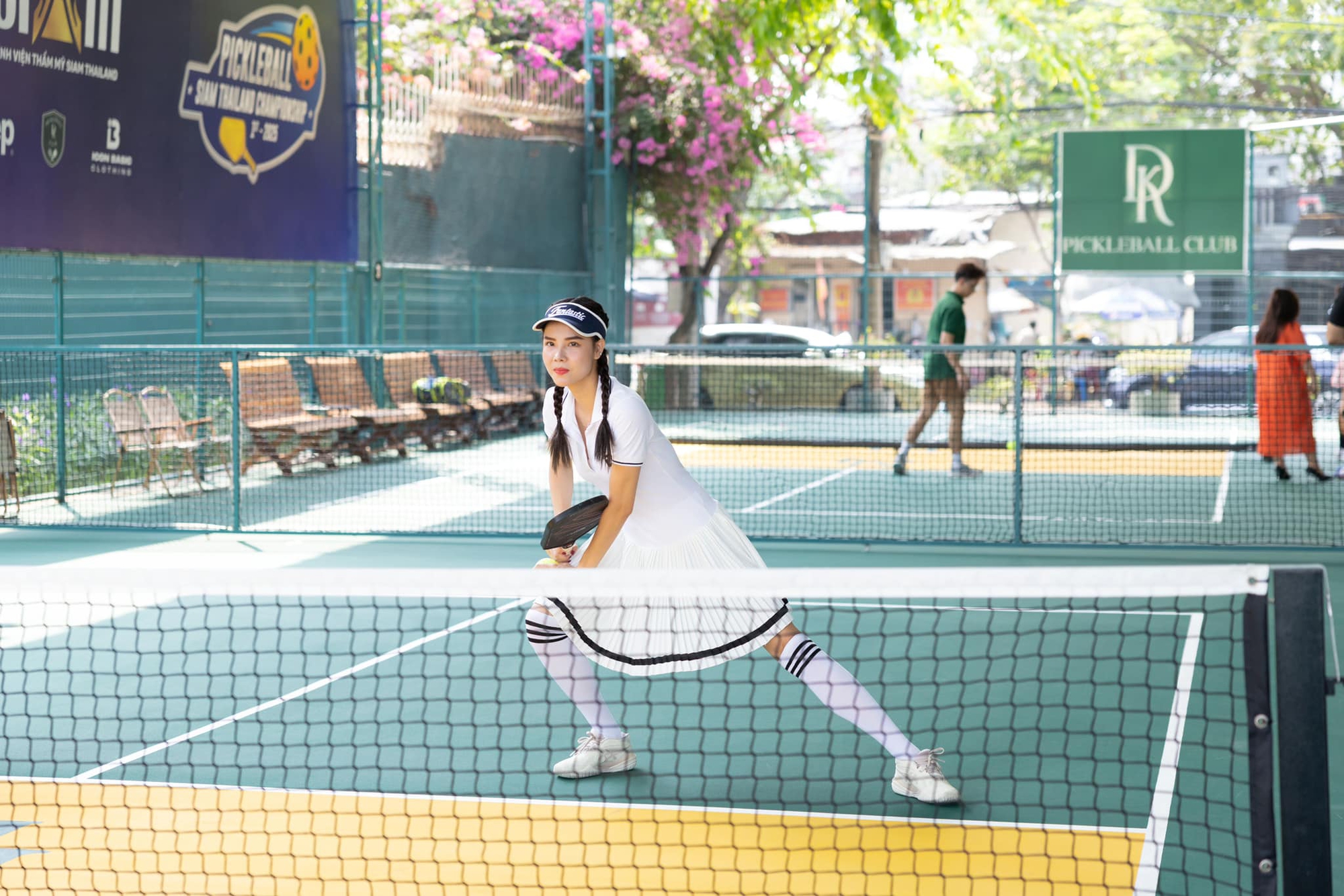 Nàng siêu mẫu lần đầu thi đấu pickleball cùng chồng cầu thủ, khoe nhan sắc xinh đẹp, thần thái khi bước xuống từ xế hộp mới đỉnh- Ảnh 5.