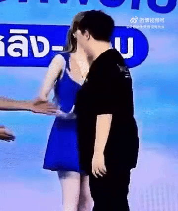 Clip sốc: Sao nữ 10X phim bách hợp siêu hot hoảng loạn vì bị quấy rối tình dục công khai ở sự kiện- Ảnh 2. Clip sốc: Sao nữ 10X phim bách hợp siêu hot hoảng loạn vì bị quấy rối tình dục công khai ở sự kiện- Ảnh 2.
