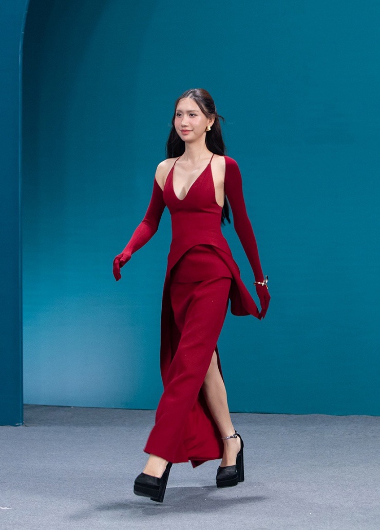 Lynk Lee catwalk và phản ứng bất ngờ của netizen- Ảnh 10.