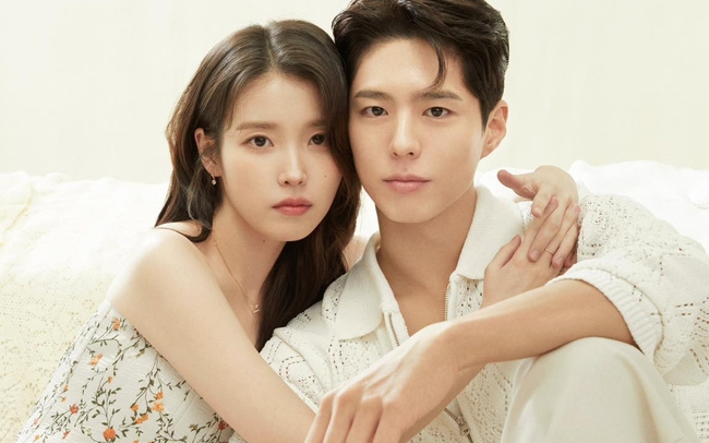 Nụ hôn khiến Park Bo Gum lấy tay che mắt IU, đóng xong phim không cho xem lại- Ảnh 1.