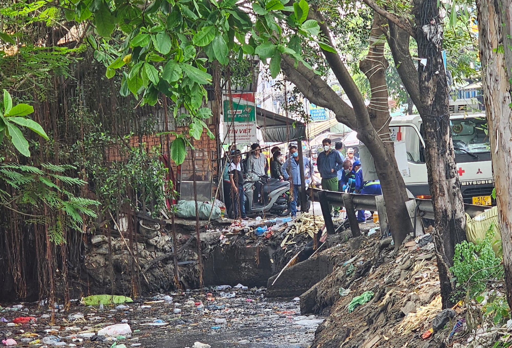 TP.HCM: Điều tra vụ người phụ nữ được phát hiện tử vong dưới kênh- Ảnh 1.