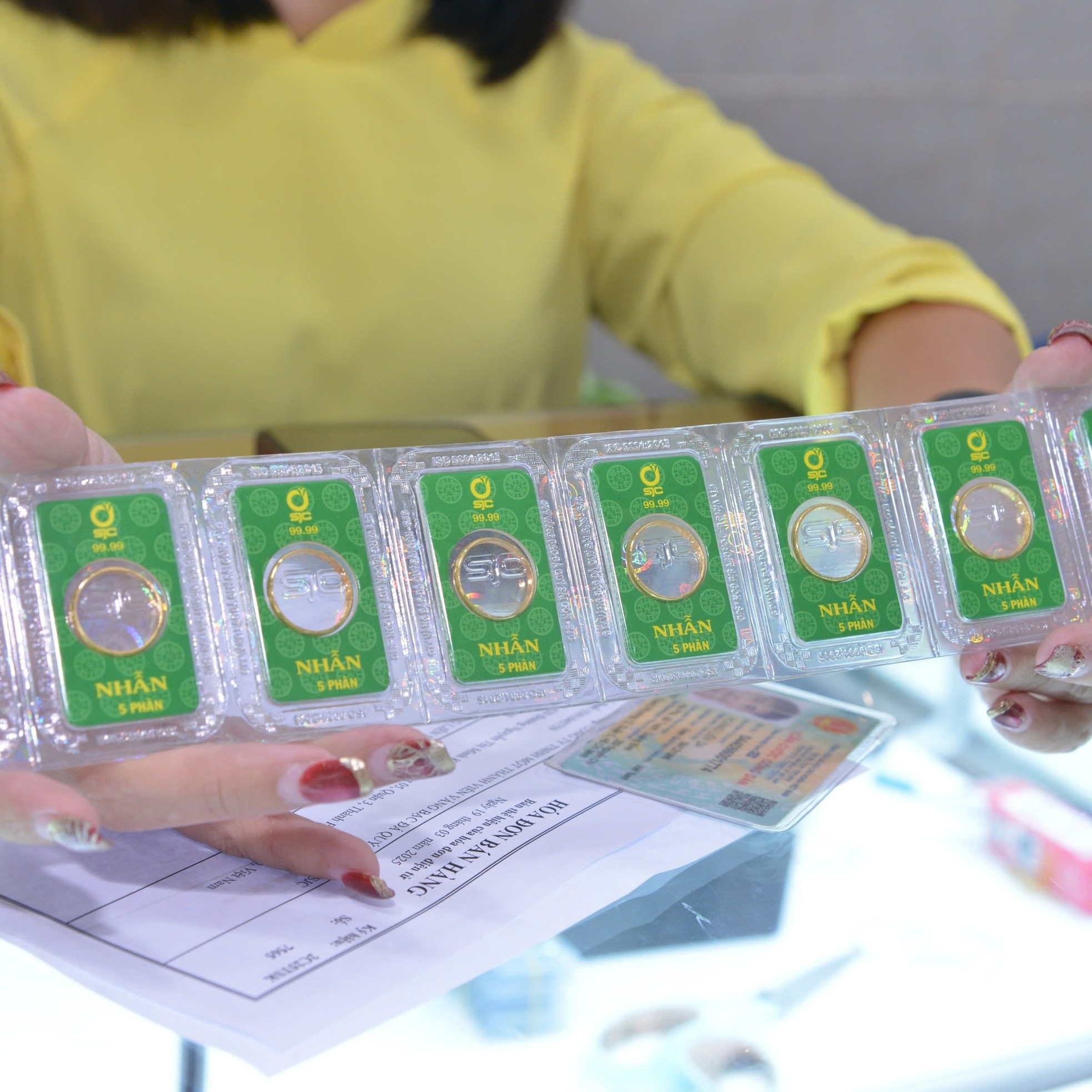 'Dở kh&oacute;c dở cười' xếp h&agrave;ng mua v&agrave;ng gi&aacute; cao- Ảnh 8.