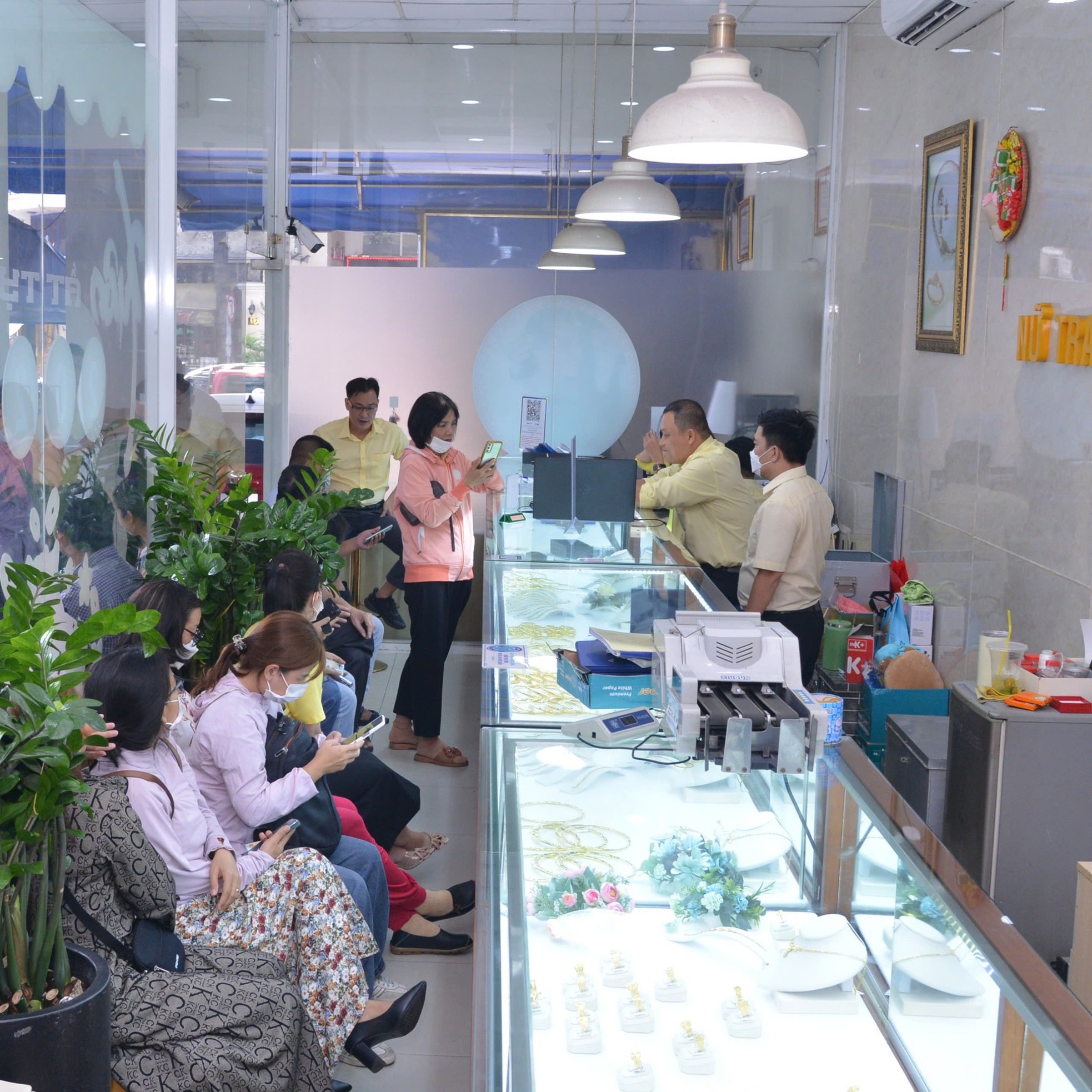 'Dở kh&oacute;c dở cười' xếp h&agrave;ng mua v&agrave;ng gi&aacute; cao- Ảnh 6.