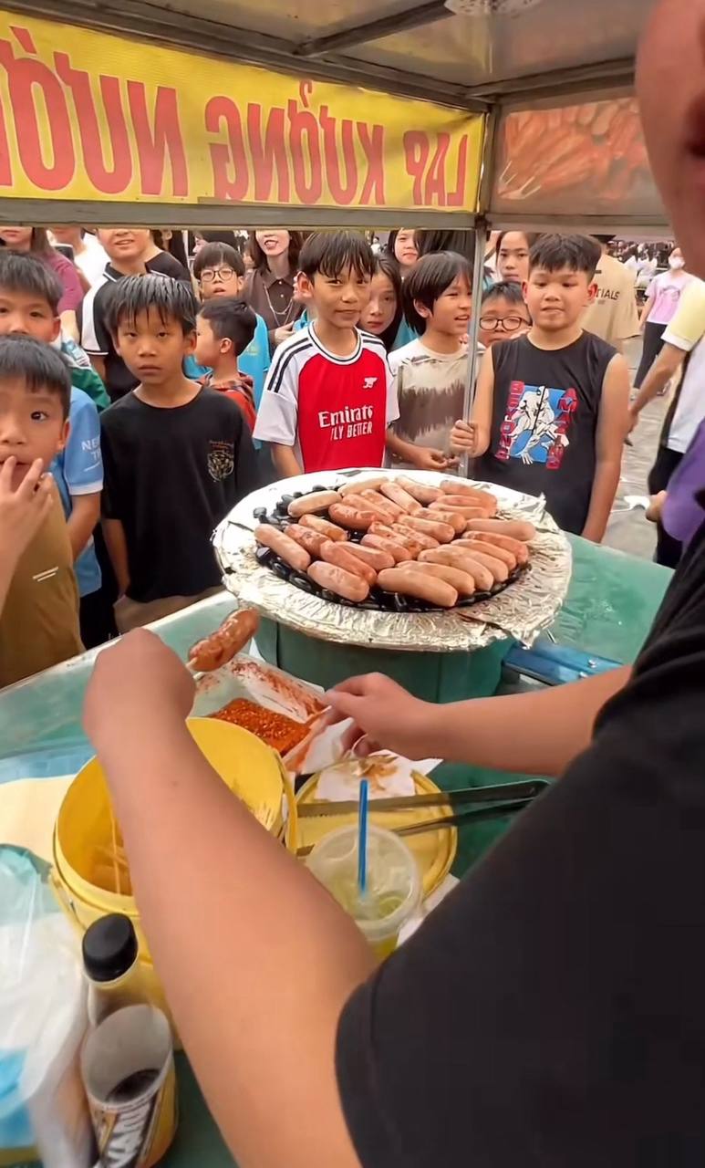 Khách Tây cầm 100k 