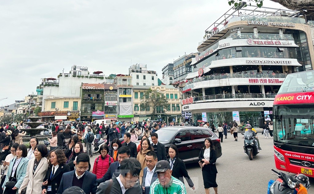 Hàng nghìn người đổ về tòa nhà Hàm cá mập check-in, CSGT phải cắm "chốt" đảm bảo giao thông- Ảnh 1.