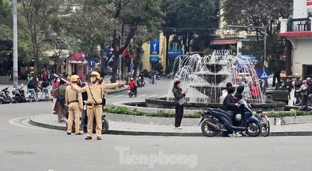 Hàng nghìn người đổ về tòa nhà Hàm cá mập check-in, CSGT phải cắm "chốt" đảm bảo giao thông- Ảnh 8.