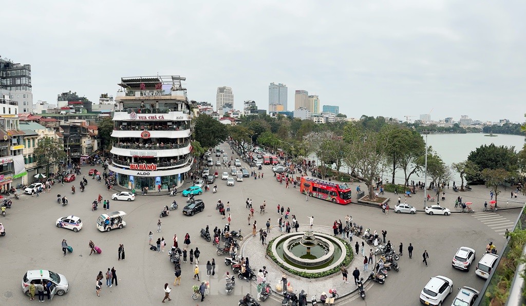 Hàng nghìn người đổ về tòa nhà Hàm cá mập check-in, CSGT phải cắm "chốt" đảm bảo giao thông- Ảnh 9.