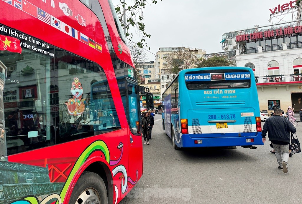 Hàng nghìn người đổ về tòa nhà Hàm cá mập check-in, CSGT phải cắm "chốt" đảm bảo giao thông- Ảnh 2.