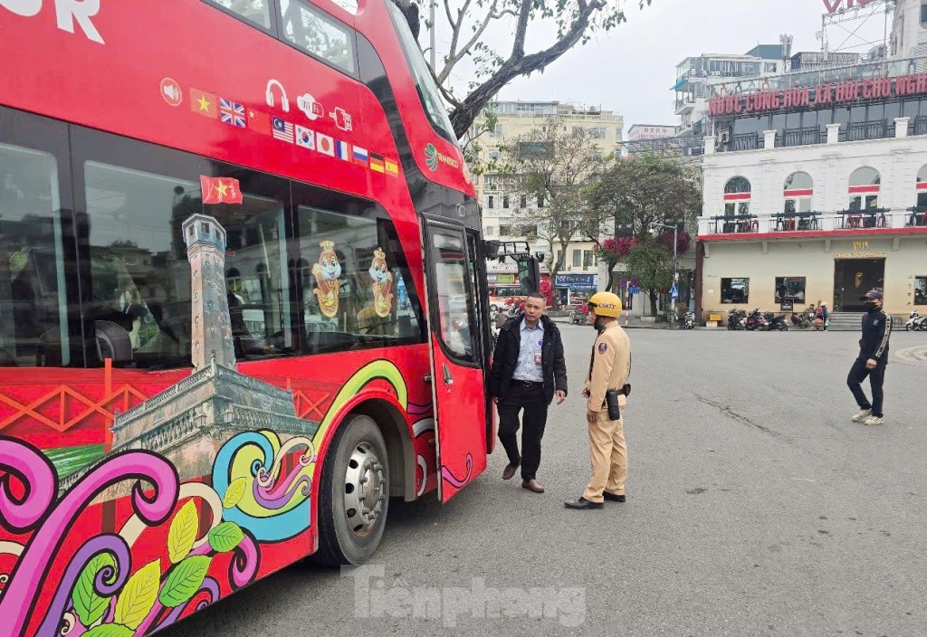 Hàng nghìn người đổ về tòa nhà Hàm cá mập check-in, CSGT phải cắm "chốt" đảm bảo giao thông- Ảnh 7.