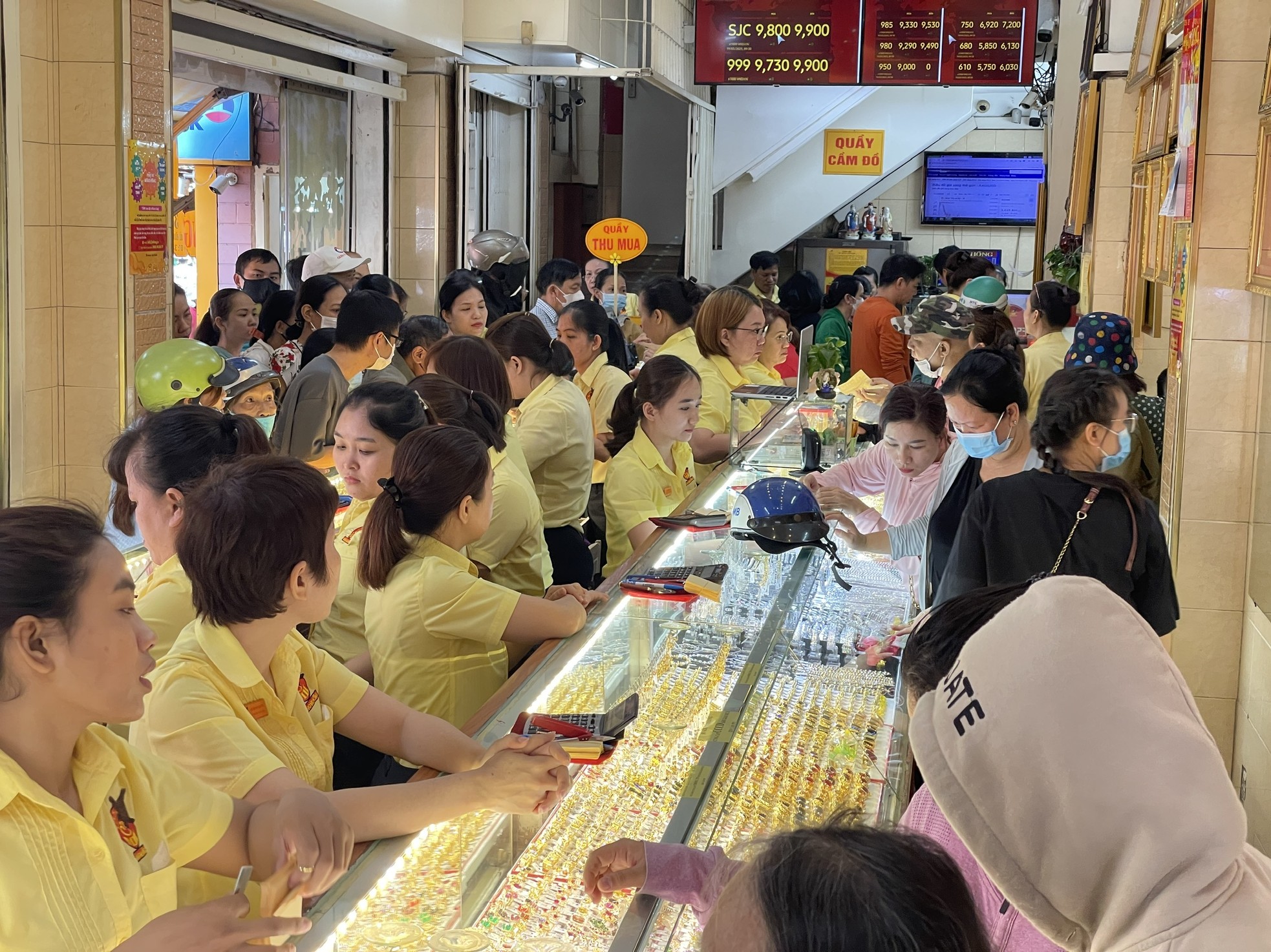 'Dở kh&oacute;c dở cười' xếp h&agrave;ng mua v&agrave;ng gi&aacute; cao- Ảnh 2.