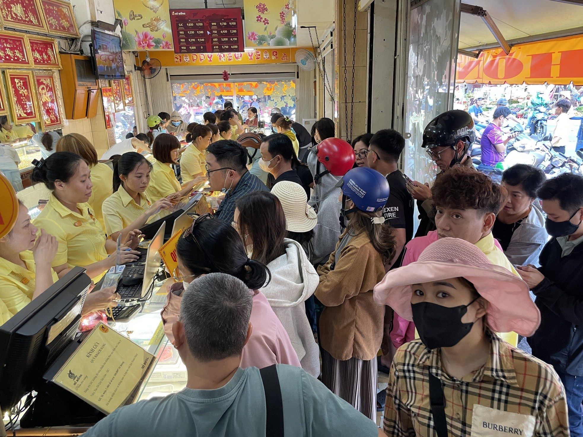 'Dở kh&oacute;c dở cười' xếp h&agrave;ng mua v&agrave;ng gi&aacute; cao- Ảnh 1.
