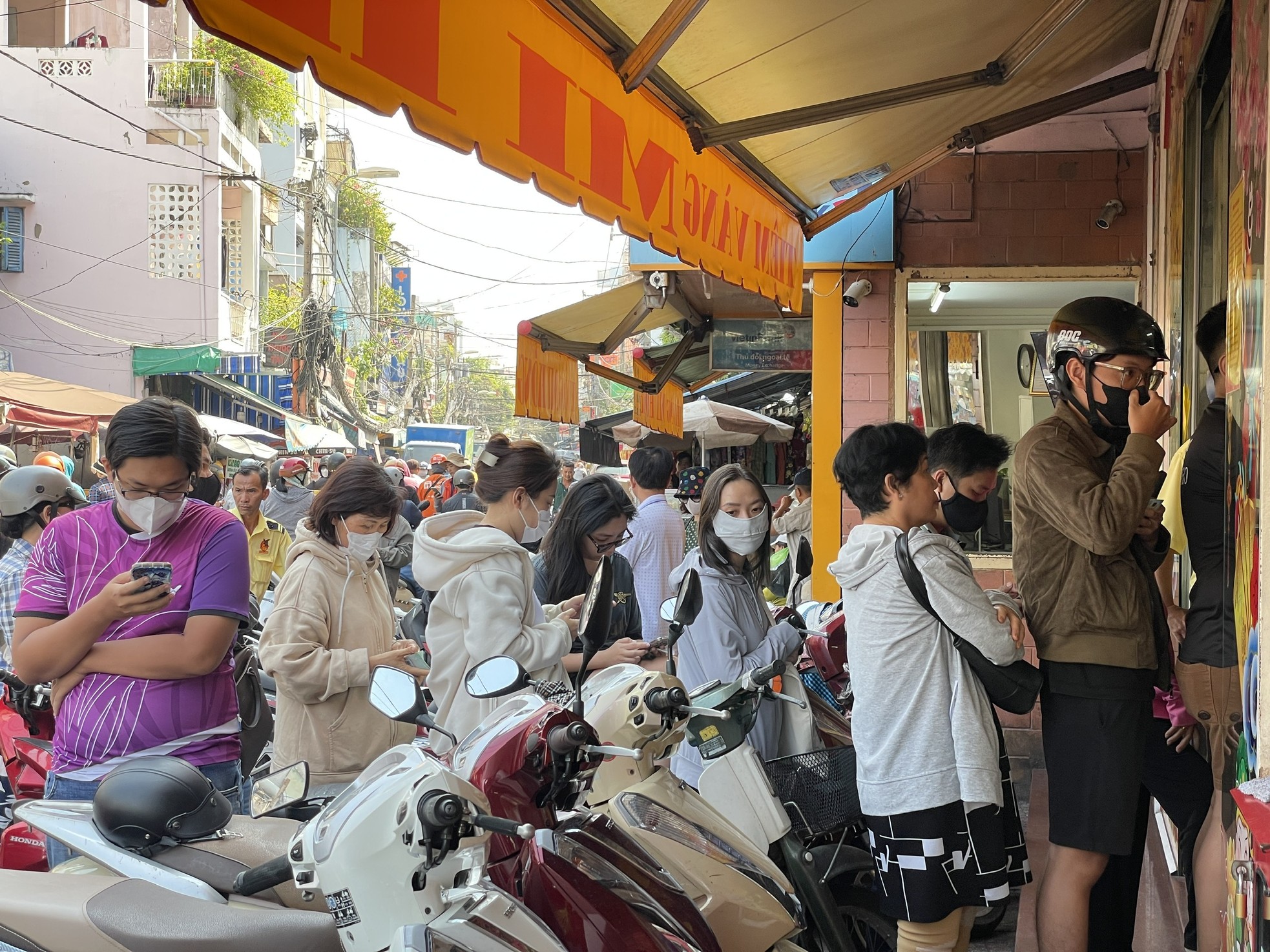 'Dở kh&oacute;c dở cười' xếp h&agrave;ng mua v&agrave;ng gi&aacute; cao- Ảnh 3.